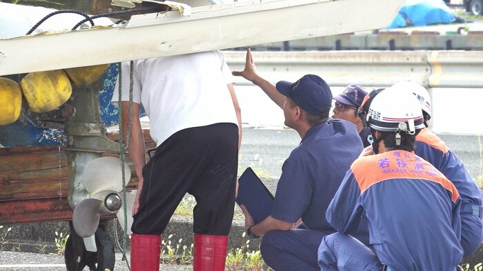 花火が直撃した船の後方を確認する海保や消防