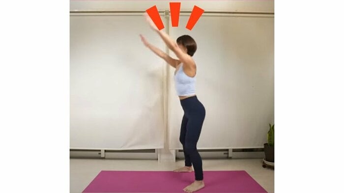 手を上げるのがきつい人は、斜め上または前に伸ばすのでもOK