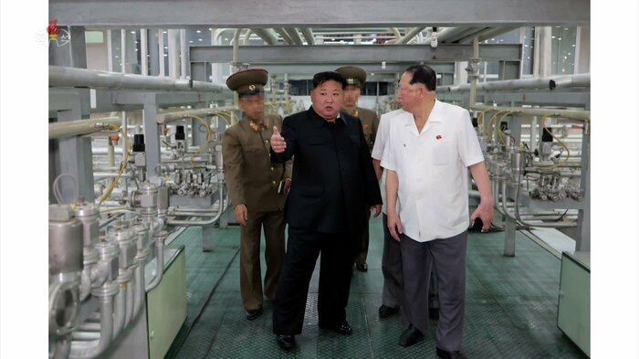 ウラン濃縮施設を視察する金正恩総書記( 9月13日公開)