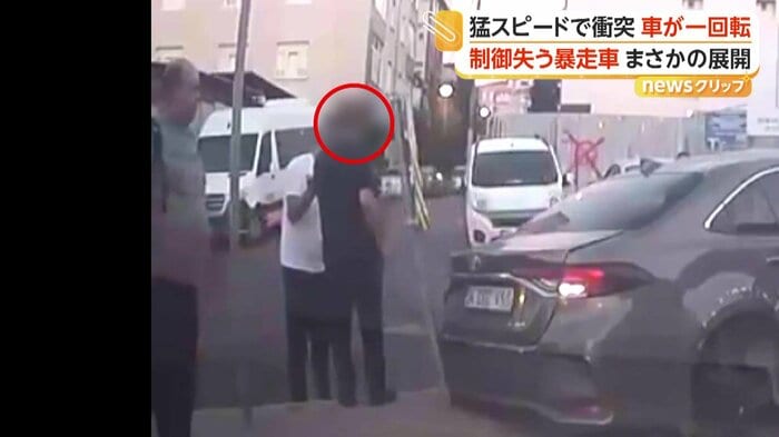 運転席から出てきた男性（赤丸）