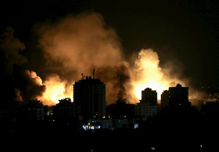 イスラエルによる空爆で煙が上がるパレスチナ自治区ガザ( EPA=時事)