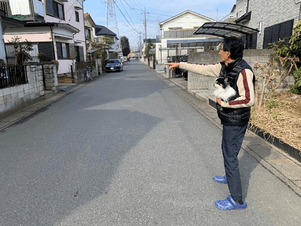 事件後、自宅の前の道路もマスコミ関係者で埋まっていた