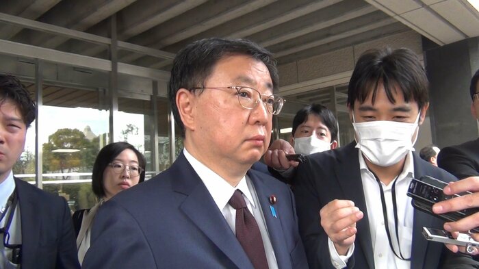 松野前官房長官は厳しい表情で記者の質問に答えた 2月1日