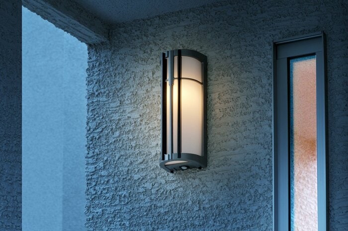 玄関の照明をLEDに換えると寄ってくる数は減るはず（イメージ）