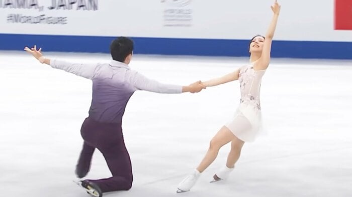 世界選手権のフリーを披露するりくりゅう(2023年)