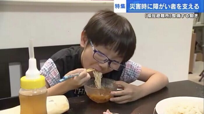 味覚が敏感なため、手作りのつゆでそうめんを食べる紫音くん