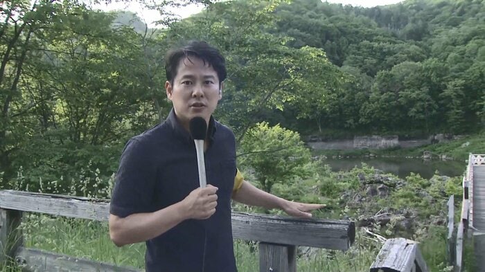 橋の欄干と同じ構造とみられる柵。高さは約1m。