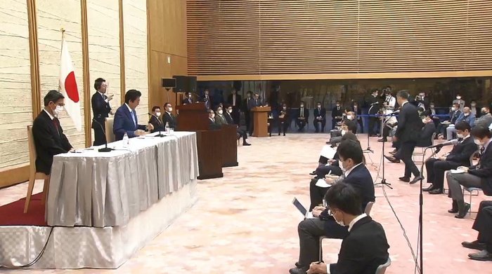 緊急事態を宣言した会見 安倍首相の横に尾身副座長