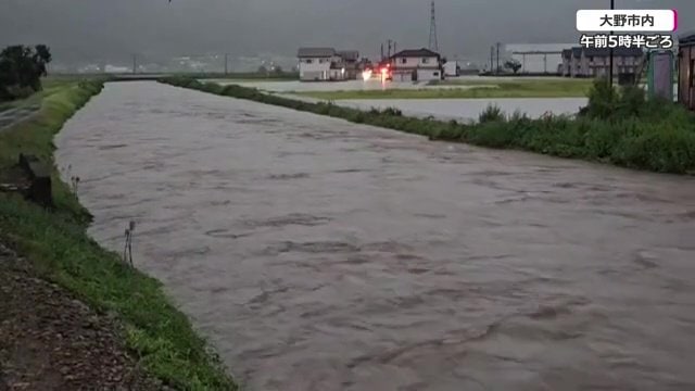 氾濫発生水位を超えた大野市の赤根川（30日午前5時半頃）