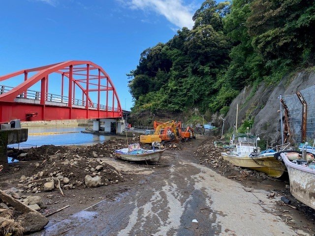 伊豆山港も土石流の被害を受け、土石がそこら中に散乱したままだ