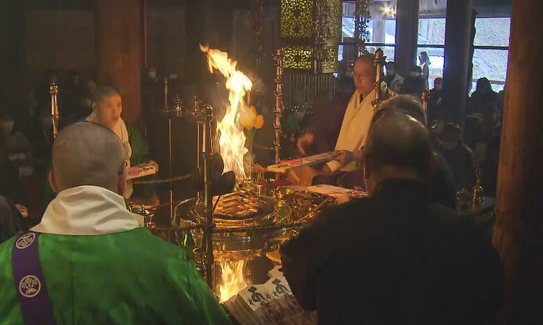 古刹・牛伏寺で厄除け縁日始まる　寺名は牛がお経を運んだという故事から　本堂では大護摩祈祷　境内では牛の像に触れて安寧を祈願　｜FNNプライムオンライン