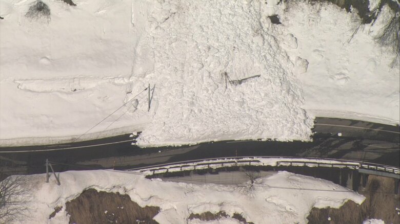新潟県十日町市の国道353号で雪崩発生　幅約30メートルに渡り道路塞ぐ　通行止め解除の目途立たず｜FNNプライムオンライン