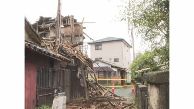「隣の家が崩れている」新居浜市の住宅密集地で古い木造住宅の２階部分が倒壊　市などががれき撤去【愛媛】｜FNNプライムオンライン