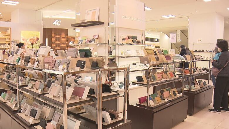 “数十年に一度レベル”「最強開運日」　百貨店では「財布」の売れ行きが普段の2～3倍　「天赦日」「一粒万倍日」「寅の日」「大安」4つの吉日が重なる日｜FNNプライムオンライン