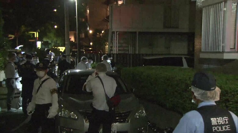 東京・府中市のマンション駐車場で男女2人が車内で死亡　20代から30代か　警視庁が事件の可能性も視野に捜査｜FNNプライムオンライン