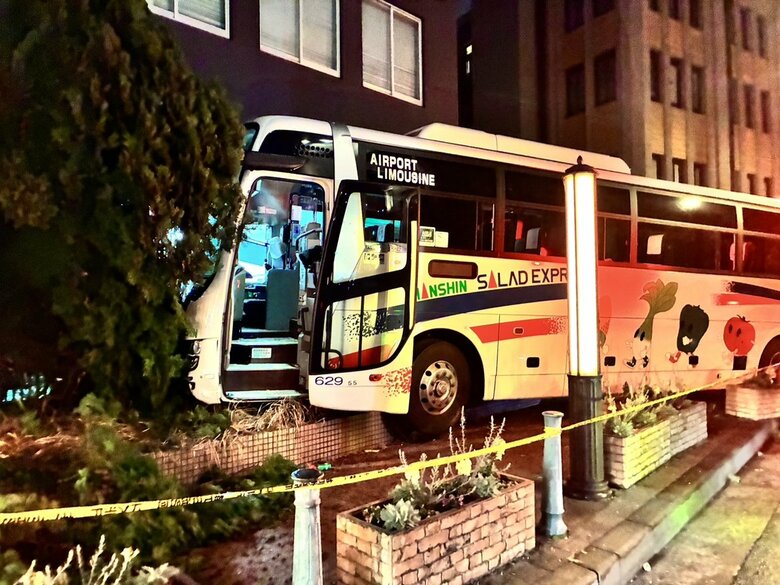 【速報】神戸市で大型高速バスが歩道に乗り上げる事故　複数人がケガか｜FNNプライムオンライン