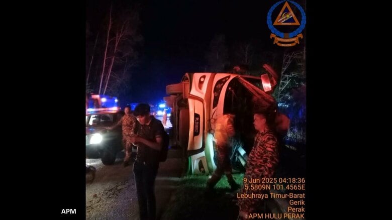 マレーシア北部の高速道路で大学の貸し切りバスが乗用車と衝突して横転…大学生ら15人死亡33人けが｜FNNプライムオンライン