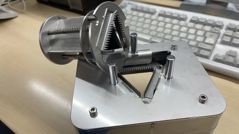 おにぎりがきれいに切れるよう、刃は鉄板から研いだ(画像提供:千成工業)