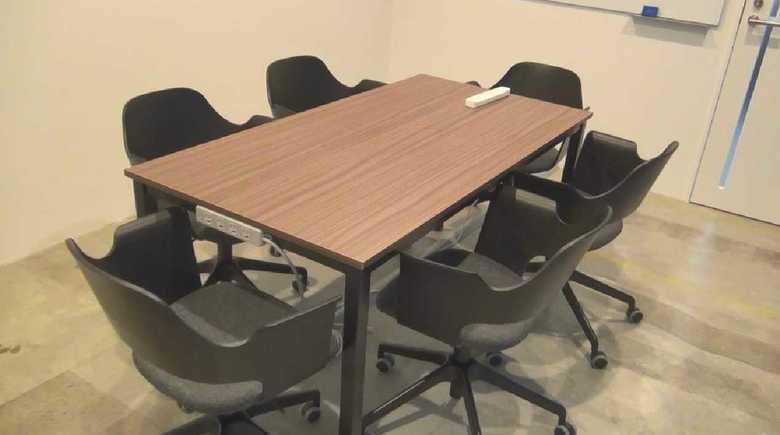 オフィス内の壁の装飾や机などは取引先の町工場が製作したもの