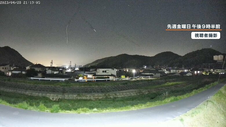 続くように2つの光が