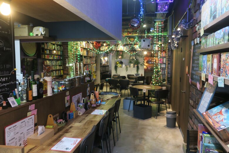 カフェのみの利用もOK。目の前の仕切りが高く、1人でぼーっとできる