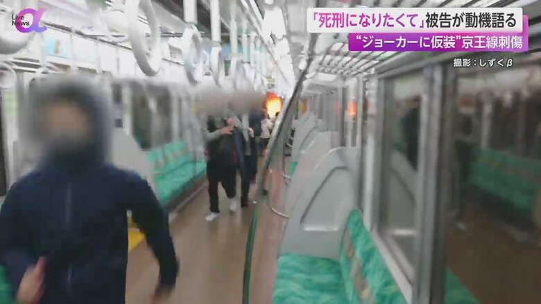 服部被告が火を付けた車両から逃げる、乗客ら（2021年10月 撮影：しずくβ）