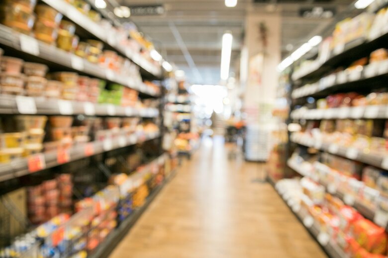  原材料価格の高騰や円安の進行に伴う物価高が、家計に重くのしかかっている。