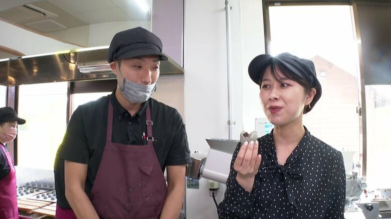 鉄まんじゅうを味わう杉山萌奈アナウンサー