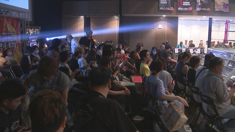 引退興行に集まった多くのファン（12日）