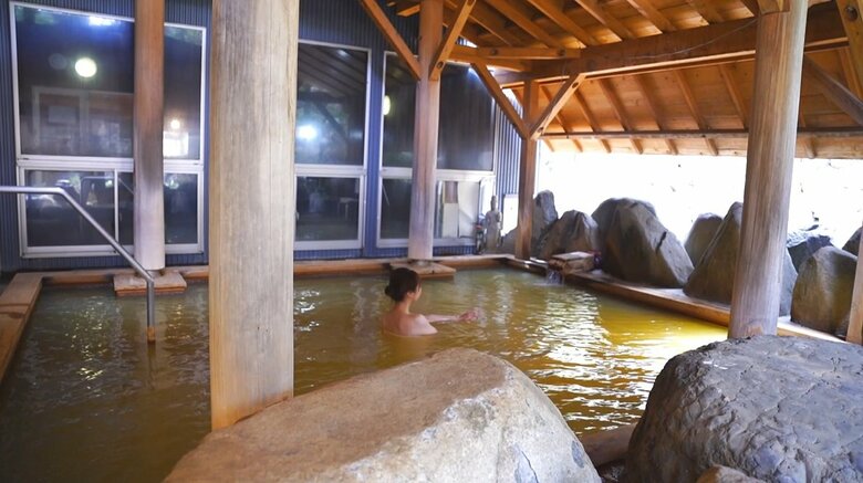 広い露天風呂 ※撮影のためタオルを着用