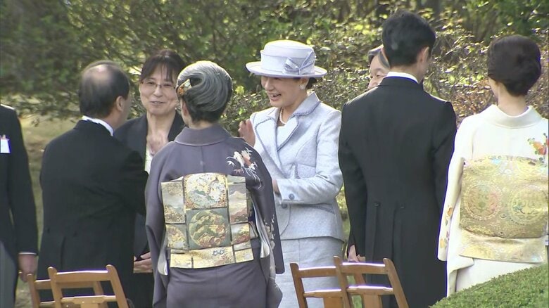 令和7（2025）年10月　石野富志三郎さんから手話を学ばれる両陛下