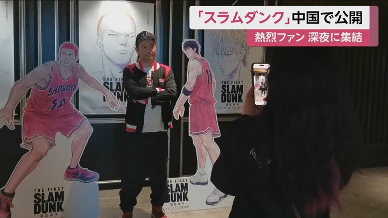 キャラクターのパネルなどの前で、記念撮影