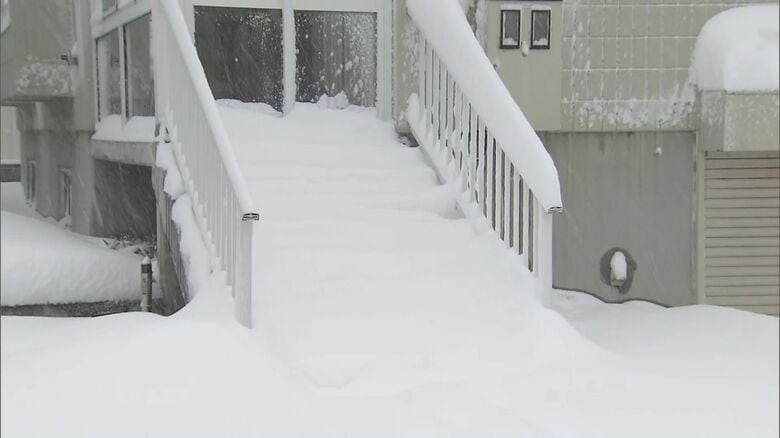 家の前の階段まで雪で覆いつくされた