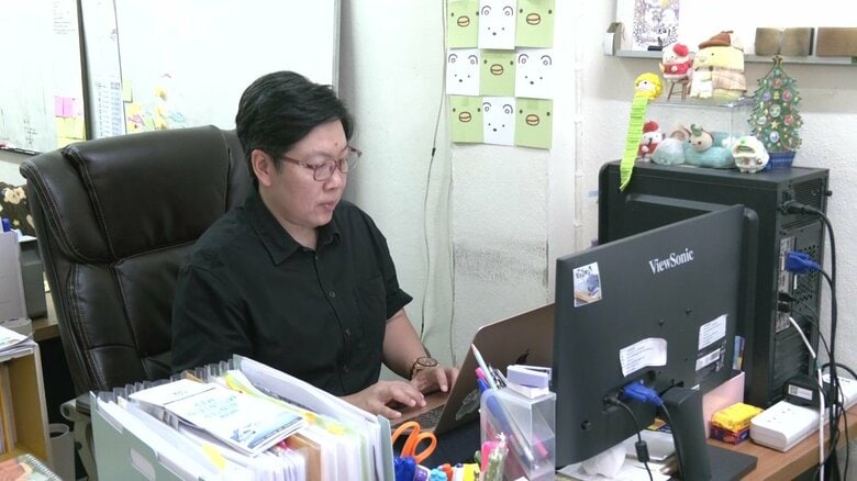 翻訳準備を進める編集長アリーンさん