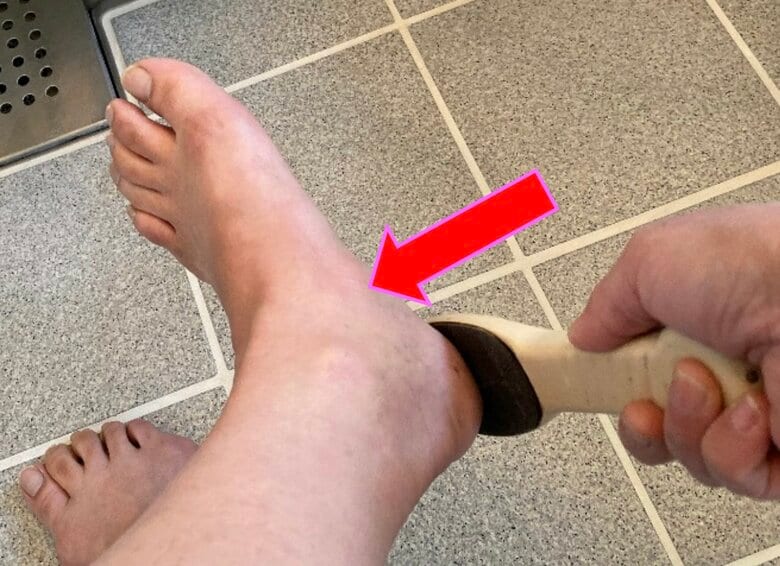 角質ファイルを使う際は一方向に（日本フットケア・足病医学会提供）