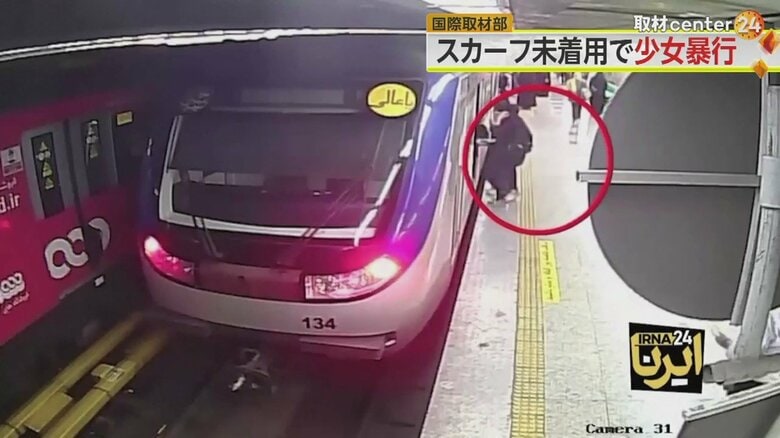 地下鉄に乗り込む少女（16）