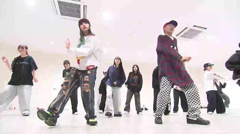 ダンスイベントに向け生徒に指導する2人