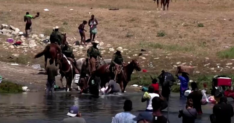 移民を追い返そうとする馬に乗った国境警備隊員（テキサス州デルリオ・2021年9月）