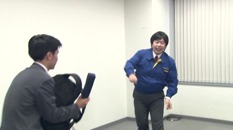 ランドセルなど荷物を投げる