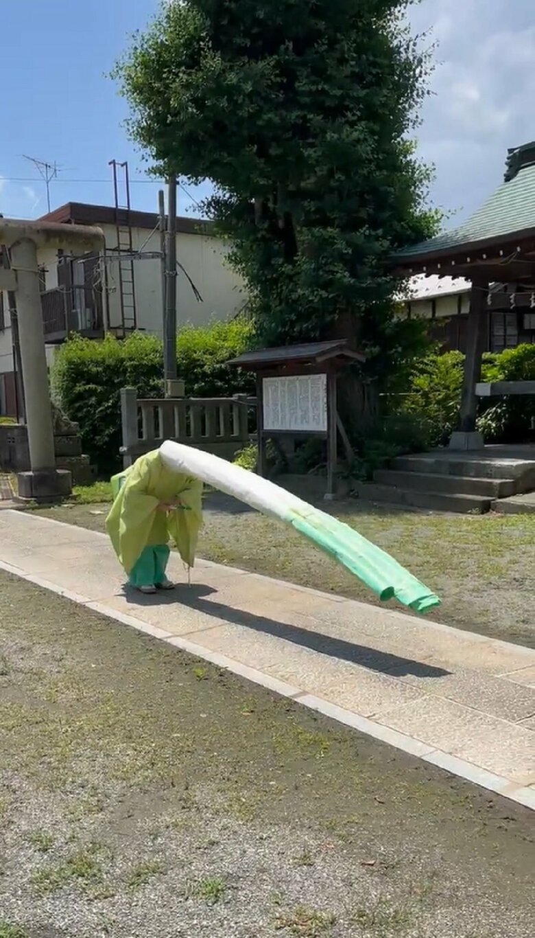 深々と頭を下げている