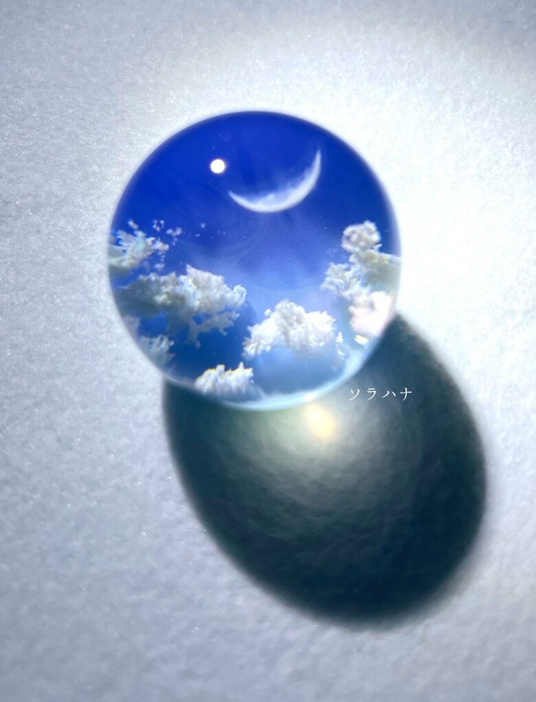 青空に白月（提供：ソラハナさん）