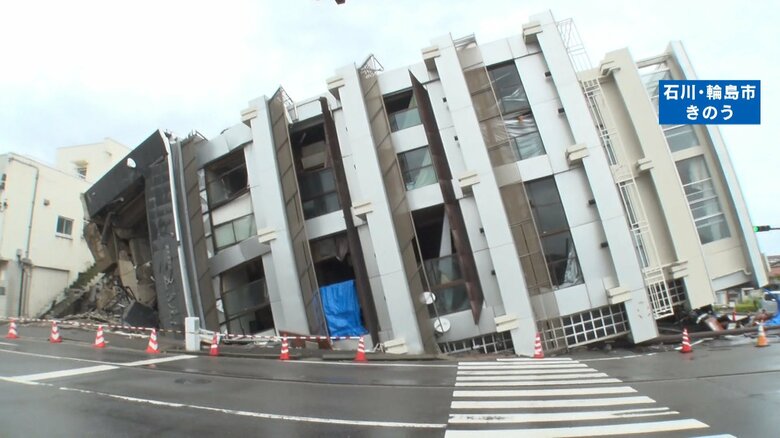 倒壊した7階建てのビルはそのまま