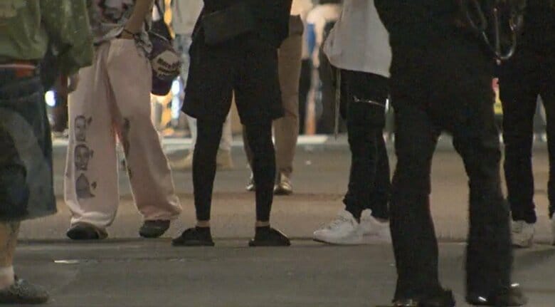警備員が去ったあと、深夜帯の客引き行為が続いていた