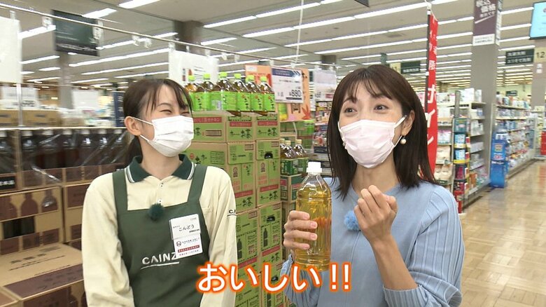 ラベルレスのお茶を北村アナウンサーが試飲