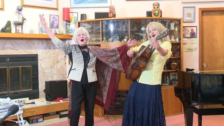 母・ナターシャ・ジラルドさん、娘・ズラータ・ランドさん