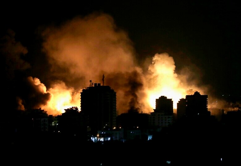 イスラエルによる空爆で煙が上がるパレスチナ自治区ガザ（ EPA＝時事）