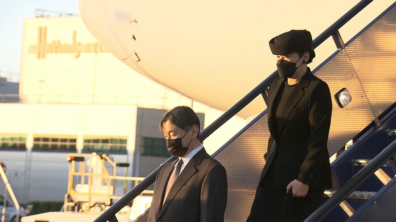 ロンドンの空港に到着された両陛下（18日）