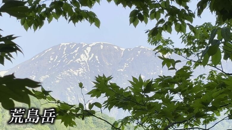 残雪まとう荒島岳