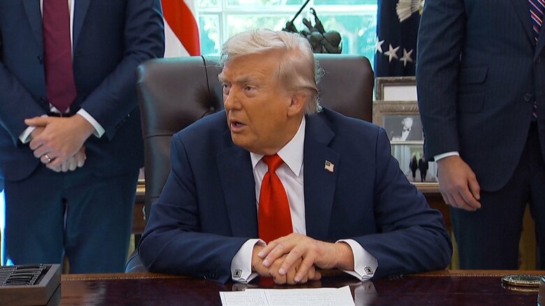 署名式で右手を覆い隠しているように見える映像