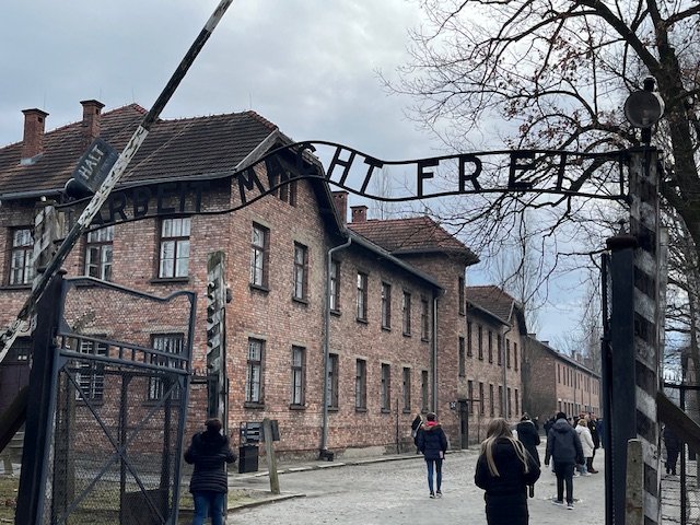 「働けば自由になれる」と掲げた金属のアーチ。生きて再びくぐり抜けた被収容者はほとんどいなかった